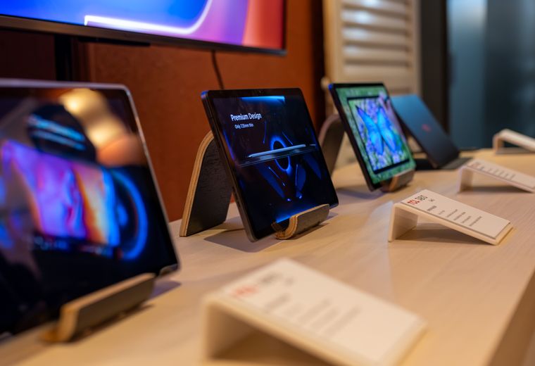 カウンターの上にスタンドで固定されたiPad